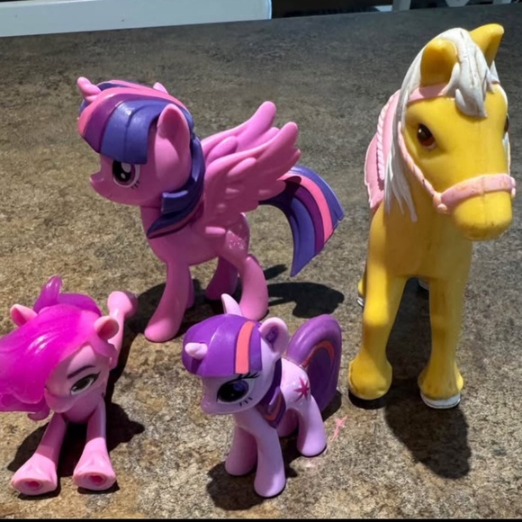Toy horses & ponies - Picture 1 of 1